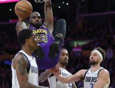 九游娱乐- 詹姆斯在独行侠比赛中突破纪录,败北引发热议的原因 